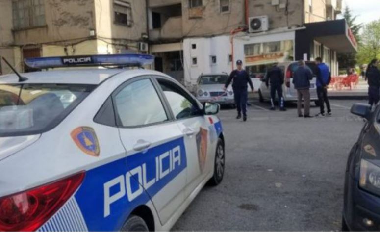 Bie aksidentalisht nga ballkoni i pallatit, ndërron jetë 13-vjeçari