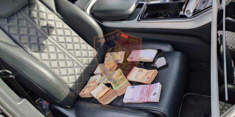 Shoqërohet në polici efektivi i RENEA-s, kapet me 113 mijë euro në mjet