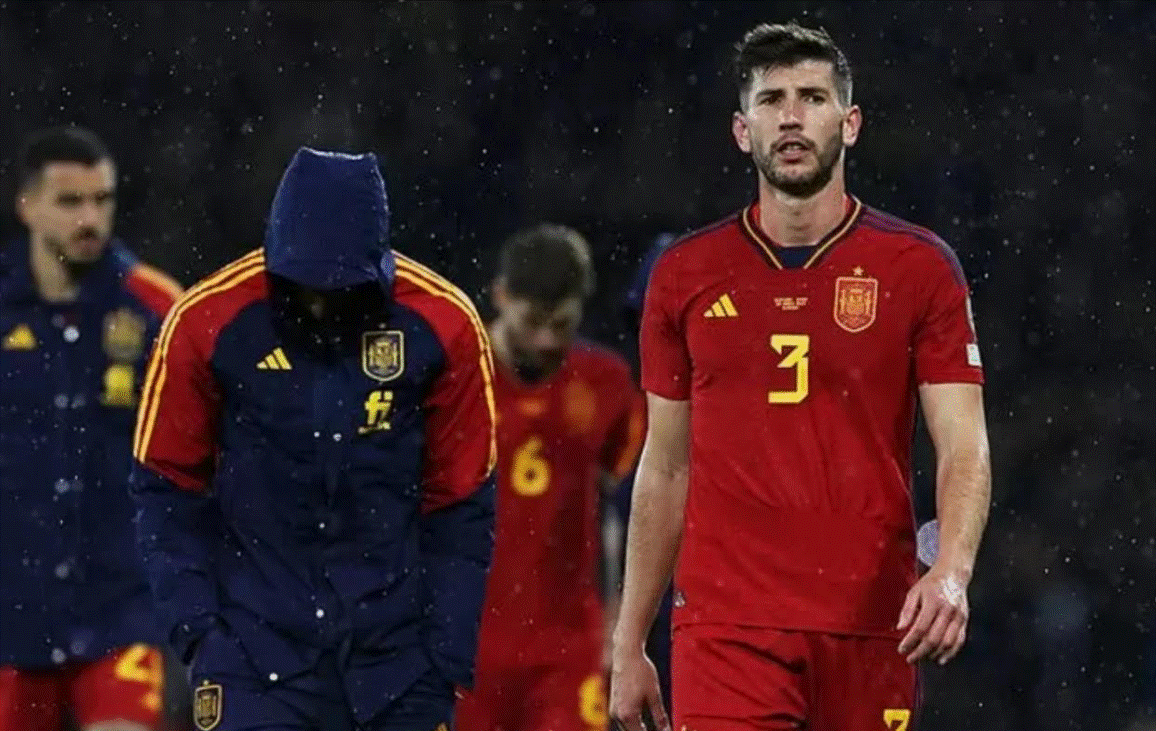 Debutoi me humbje, mbrojtësi i Spanjës justifikon disfatën në Skoci: Bari i fushës ishte i gjatë!