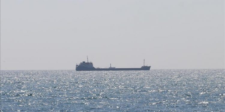 Alarm në brigjet italiane, rrezikon të mbytet varka me 500 emigrantë të paligjshëm