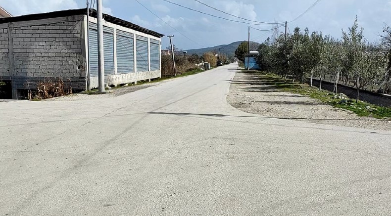 Porta e hekurit zë poshtë të moshuarin, ndërron jetë