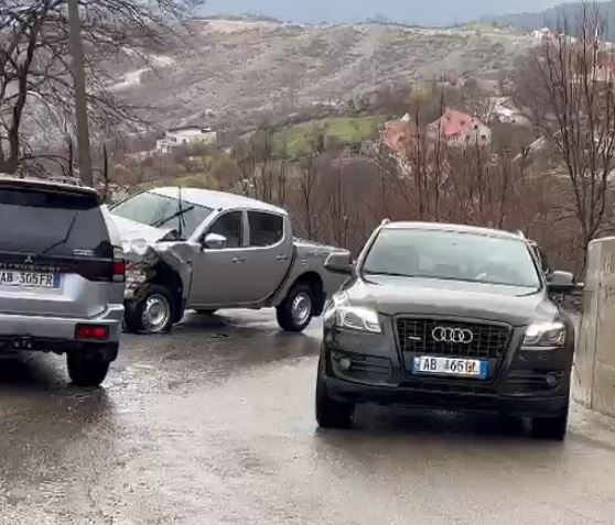 Aksident në rrugën e Arbrit, përplasen dy automjete