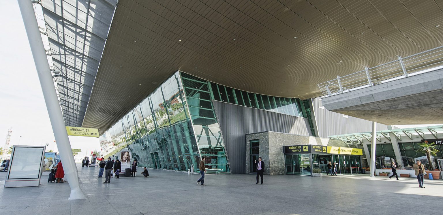 Kapet 57-vjeçarja në Rinas, tentoi të kalonte me pasaportë diplomatike false