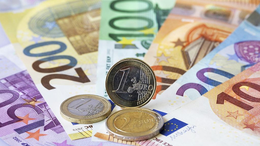 Rënia e euros nuk ndalet, prek rekord të ri historik në 112.63 lekë