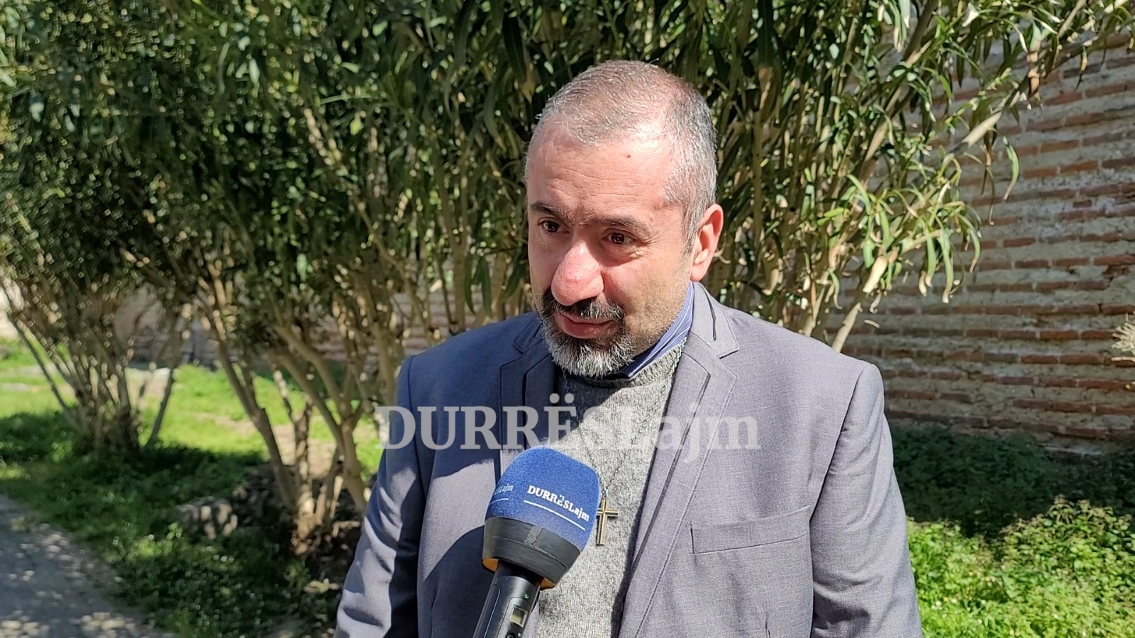 Pashkët katolike në Durrës, at Caurana: Besimtarët të dalin nga varret e tyre të dëshpërimit (VIDEO)