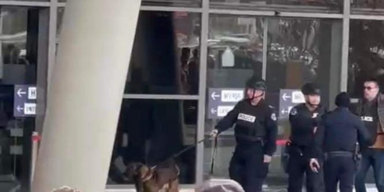 Alarm për bombë në aeroportin e Prishtinës, evakuohen udhëtarët