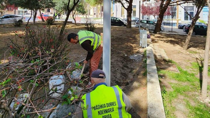 Përfundon vendosja e ndriçimit LED në një tjetër lagje të Durrësit (FOTO)
