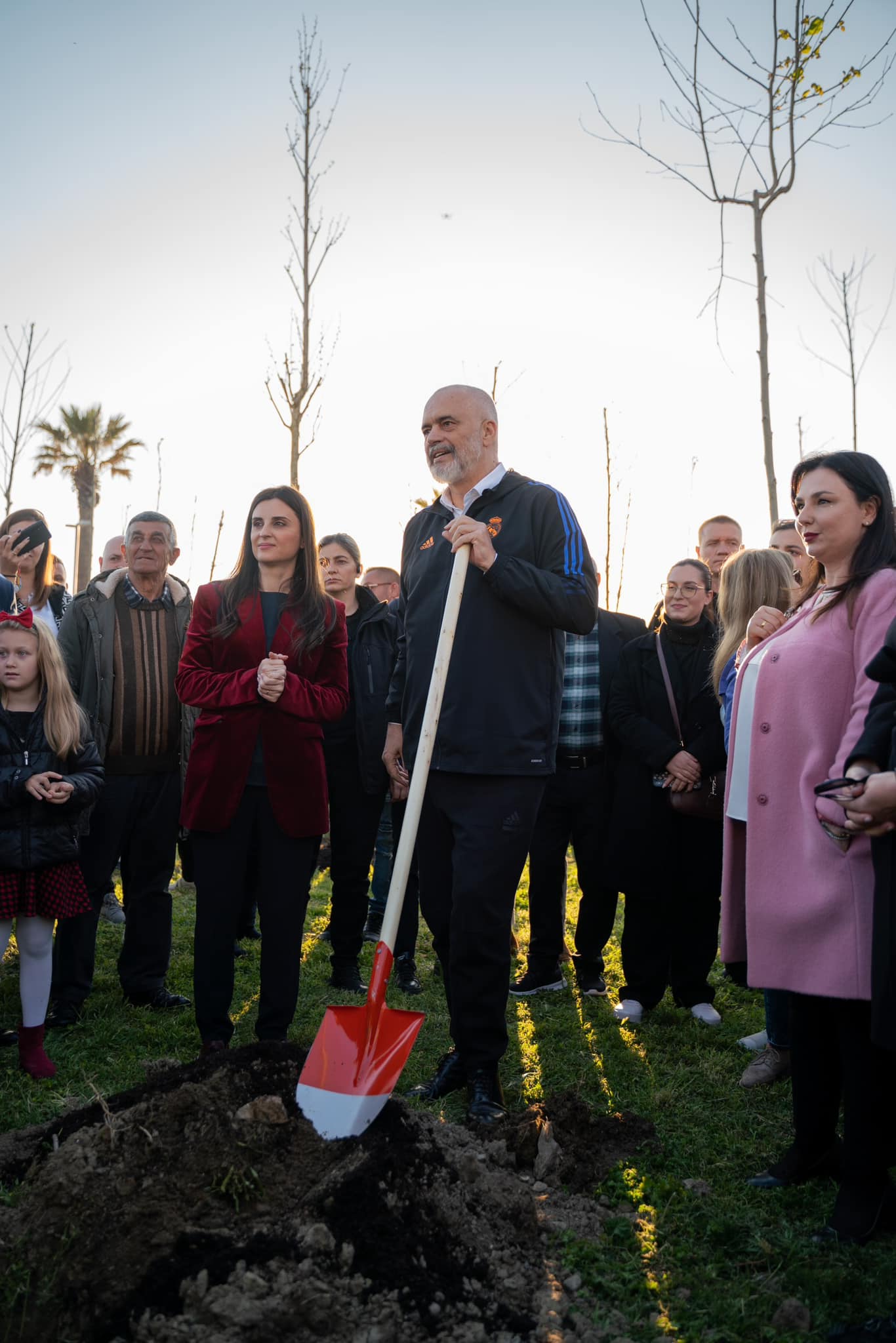 Fotoalbumi i dhurimit të pemëve për Durrësin të siguruara nga fondi zgjedhor i PS-së