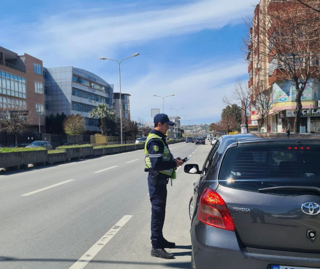 Policia Rrugore arreston 5 shoferë në Durrës, hiqen 27 patenta në një javë