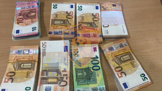 Kapet me mbi 40 mijë euro të padeklaruara në kufi, procedohet penalisht 34-vjeçari