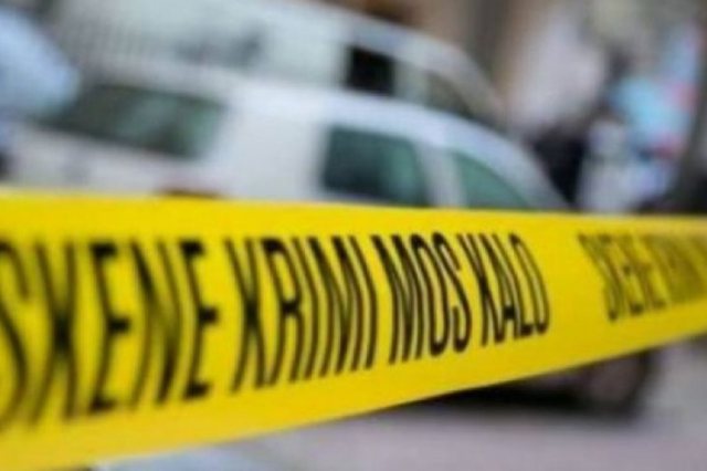 E rëndë, burri ther me thikë gruan e tij dhe veten