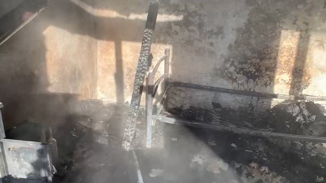 I vë flakën banesës edhe largohet, zjarrfikësit në panik për jetën e 68-vjeçarit