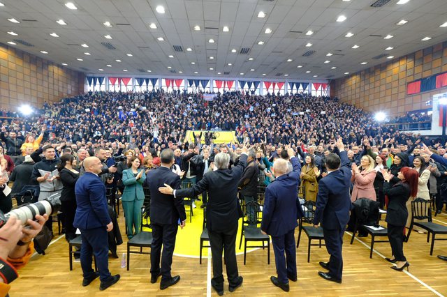 Berisha dhe Meta bëhen sërish bashkë, prezantojnë Luçiano Boçin në Elbasan