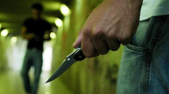 Konflikt i rëndë në Tiranë/ Dy 18-vjeçarët qëllojnë për vdekje me thika 20-vjeçarin te shkolla “Partizani”