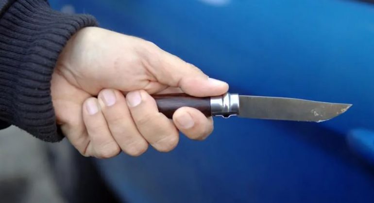 I mituri shqiptar plagos me thikë bashkëmoshatarin e tij, tentoi t’i vidhte skuterin me forcë