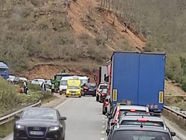 Makina përplaset me kamionin, raportohet për të plagosur