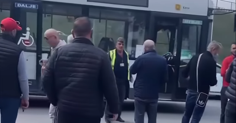 Sërish panik në urbanët e Tiranës/ Pasagjerët e linjës së Institutit mbeten në mes të rrugës, ja arsyeja