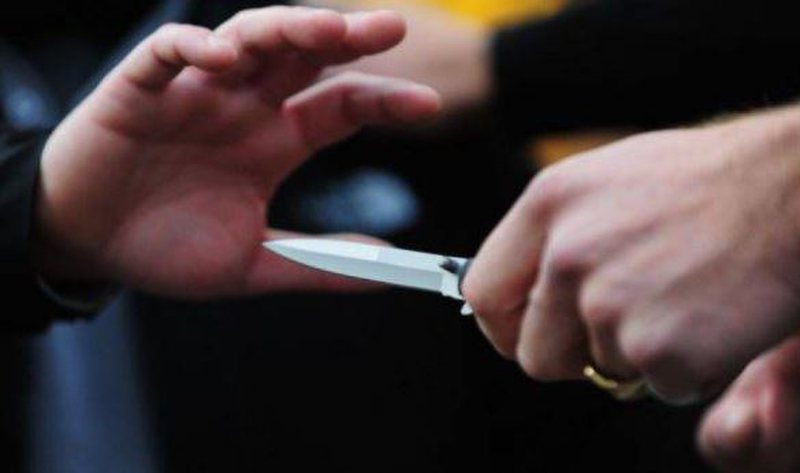 “Plas” grushti, plagosen me thikë 3 persona