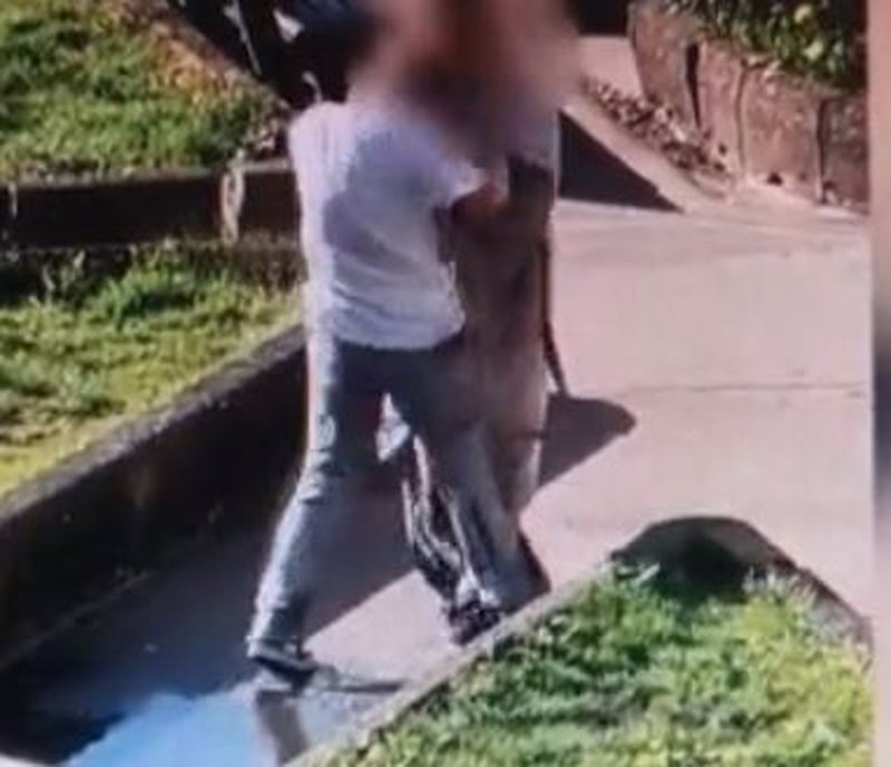 Plas keq sherri mes dy grave, shkulin flokët dhe nxjerrin pjesët intime (VIDEO)