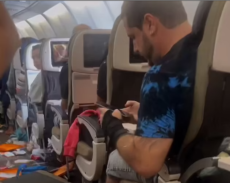 Pasagjerët në panik nga turbulencat në avion, dy persona mbetën të lënduar