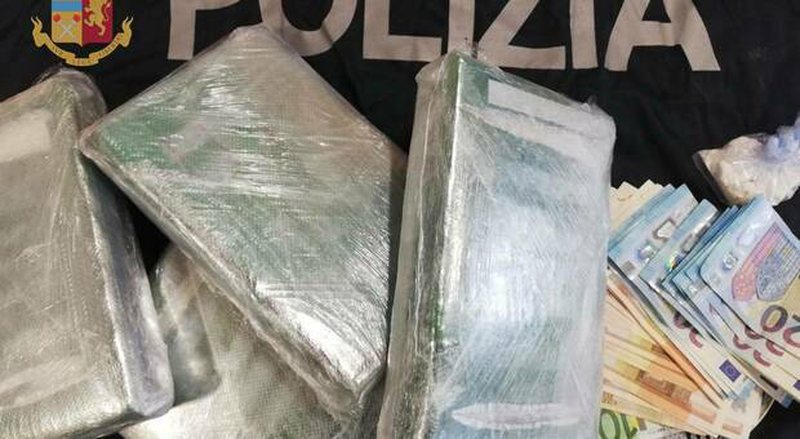 Iu gjetën 5 kg kokainë dhe 40 mijë euro, arrestohet 30-vjeçari shqiptar