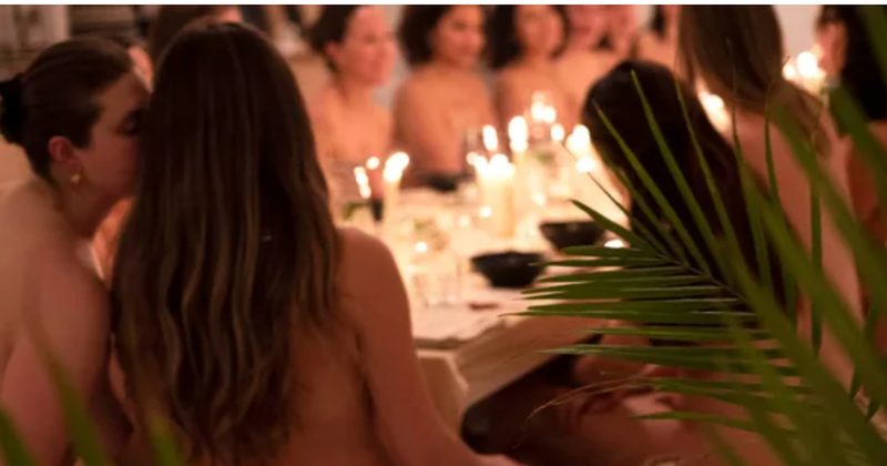 E pazakontë/ “Rrobat lërini te dera”, darka “private” ku gratë paguajnë për të ngrënë nudo