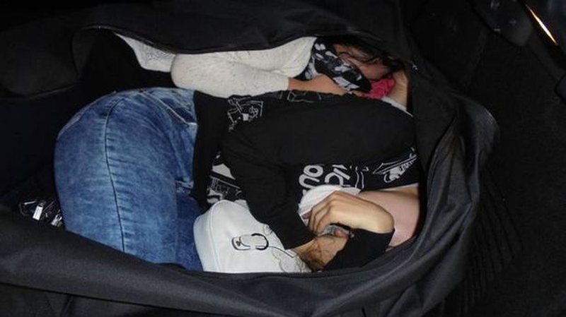 E rëndë në shtetin fqinj/ Dyshohet se është përdhunuar, e mitura gjendet në bagazhin e një mjeti e rrethuar nga 7 persona