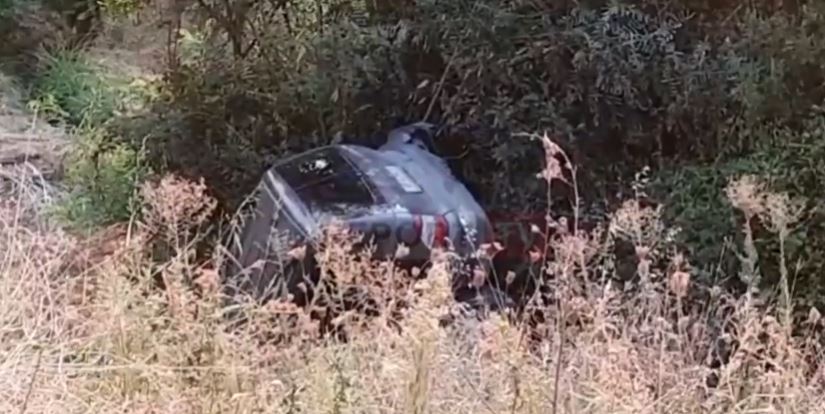 Makina bie në humnerë, plagoset çifti