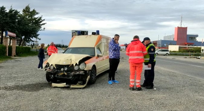 Ambulanca përplaset me “Ford”-in, një person i plagosur