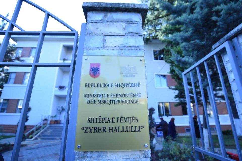 Fëmija 13 vjeç largohet nga “Zyber Hallulli”, punonjësi bën kallëzim në polici