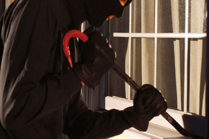 Kapet duke vjedhur në një banesë, arrestohet shqiptari