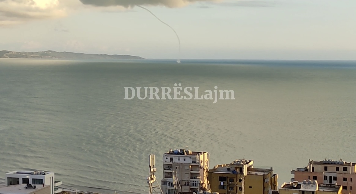 “Tornado” në gjirin e Durrësit (VIDEO)