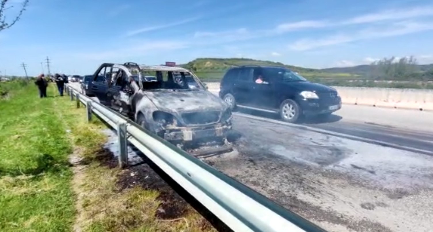 Merr flakë në lëvizje makina me të cilën udhëtonin një familje