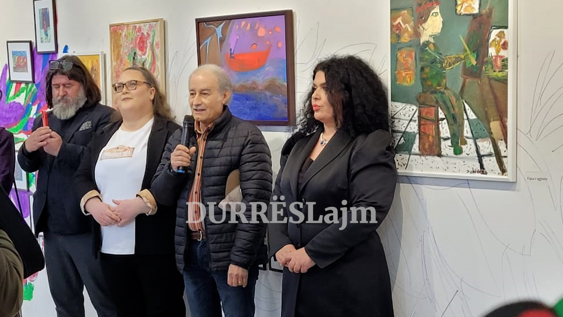 Piktorja Ingrid Xheraj hap ekspozitën e saj personale në Durrës, 35 tablo zbërthejnë botën e saj shpirtërore (VIDEO)