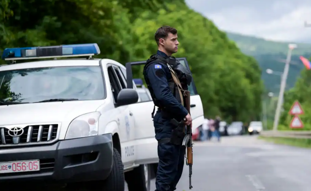 Sulmohen me eksploziv zyrtarët policorë në veri të Mitrovicës