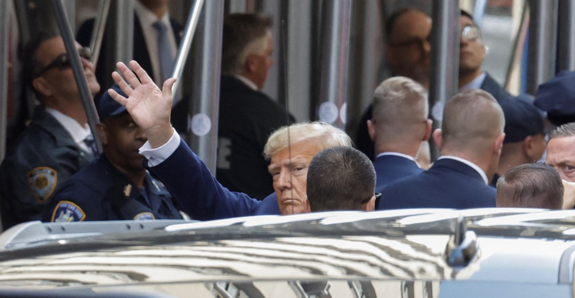 Trump dorëzohet tek autoritetet, zyrtarisht i arrestuar