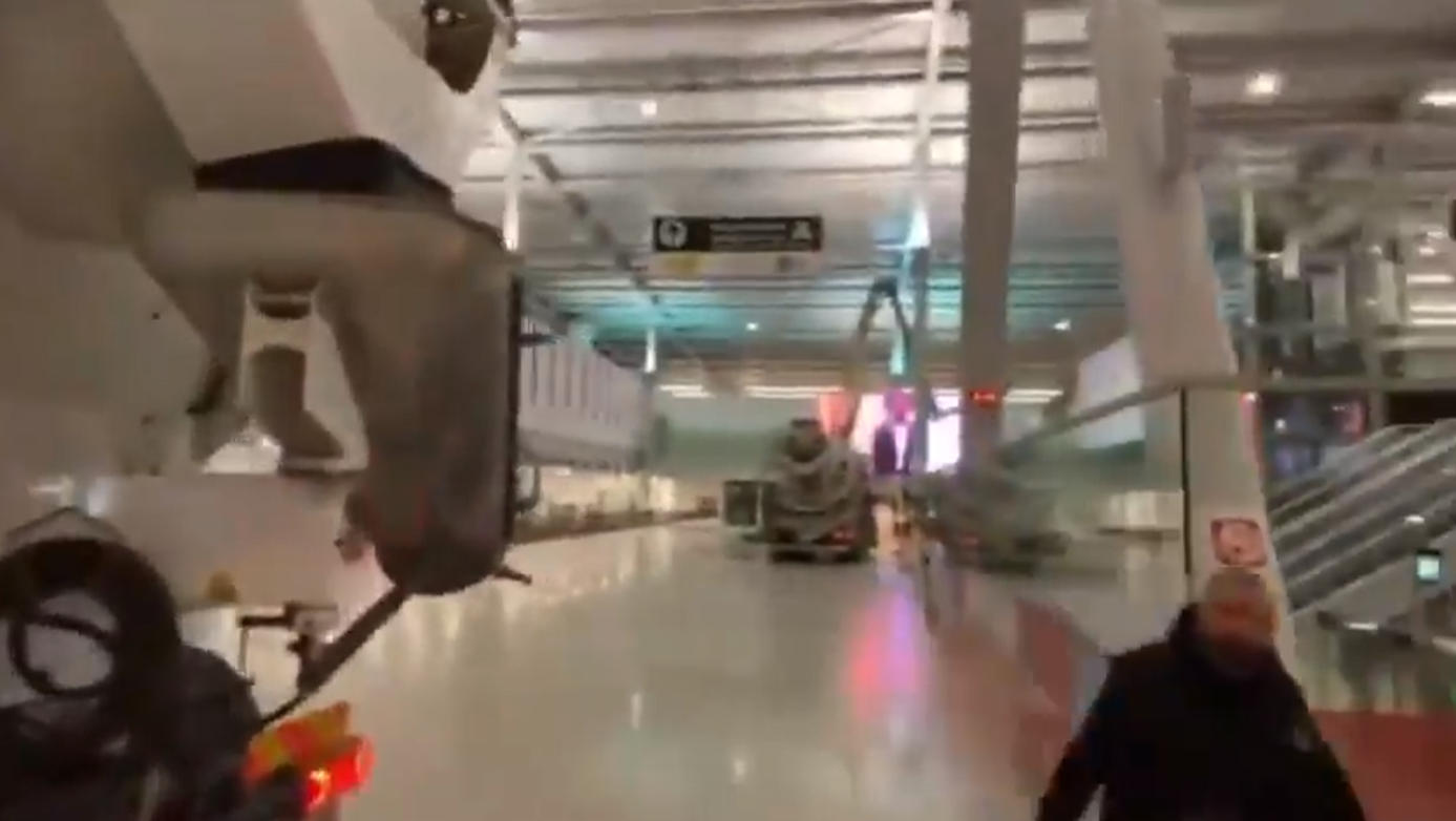 VIDEO VIRALE/ Jo vetëm avionët, betonieret “pushtojnë” aeroportin në Rinas