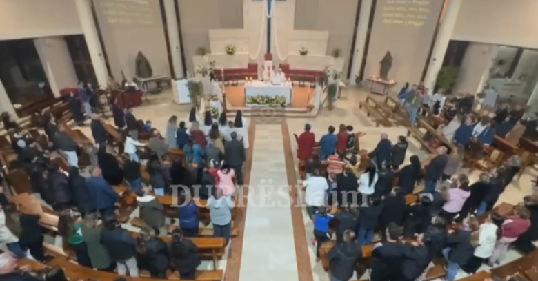 Pashkët katolike mbledhin dhjetra besimtarë durrsakë në mesnatë për meshën e shenjtë (VIDEO)