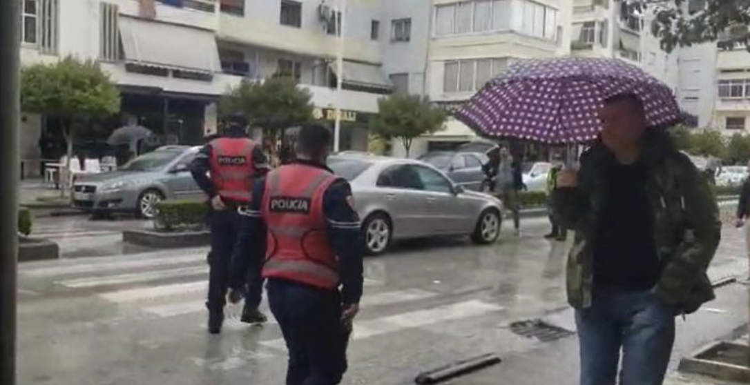 Aksident, makina përplas një grua tek vijat e bardha