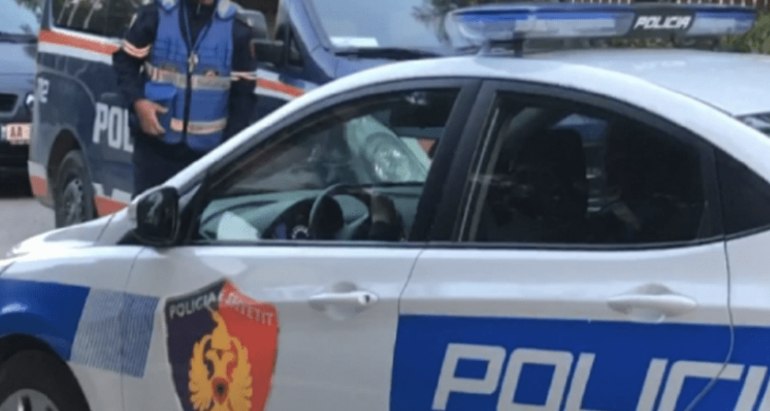 Aksident i trefishtë në autostradën Tiranë-Durrës, dy makina dhe një kamion përplasen mes tyre