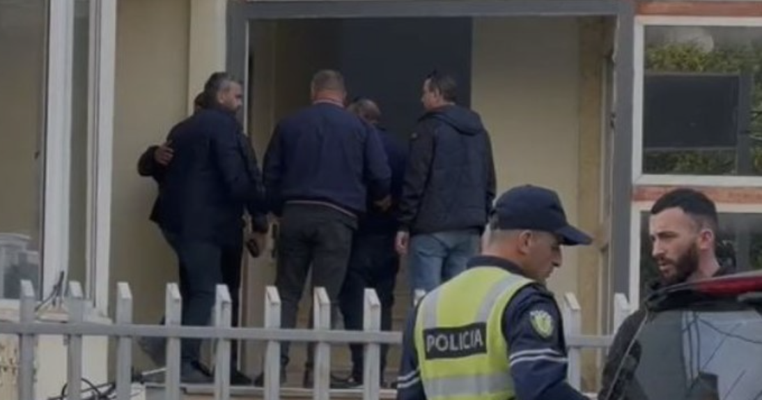 “T’u gjendet trupi të paktën, qoftë edhe të vrarë”, familjarët e dy të zhdukurve protestë para komisariatit