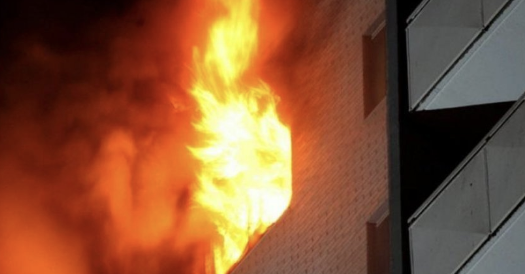 Përfshihet nga flakët dyqani