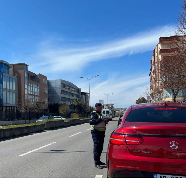 Kontrolle policore në rrugët e Durrësit, arrestohen 6 drejtues, pezullohen 26 patenta