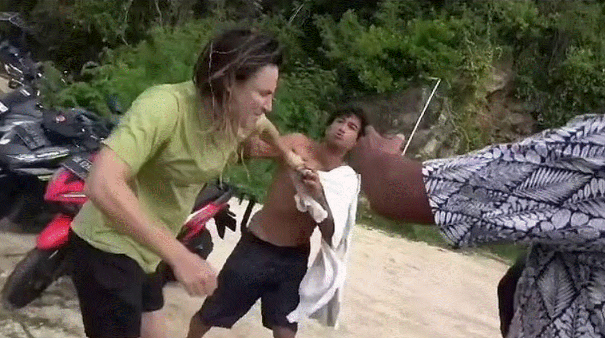 Rivali profesionist godet me grushte surfisten femër që i zinte valët të tjerëve: Mendova se ishte burrë