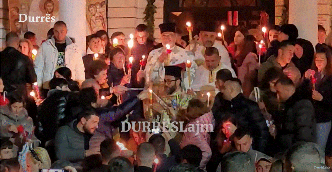 Durrës, besimtarët ortodoksë kremtojnë Pashkët (VIDEO)