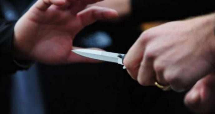 47-vjeçari kërcënon me thikë dy vajza, arrestohet nga policia