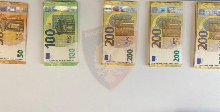 Me mbi 17 mijë euro të padeklaruara, ndalohet 31-vjeçari, procedohet penalisht