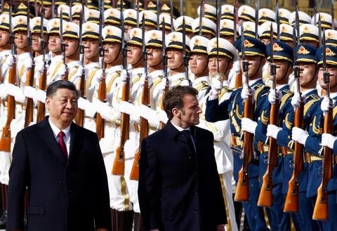 “E di se mund të mbështetem te ju për ta sjellë Rusinë në vete”, Macron takon Xi Jinping