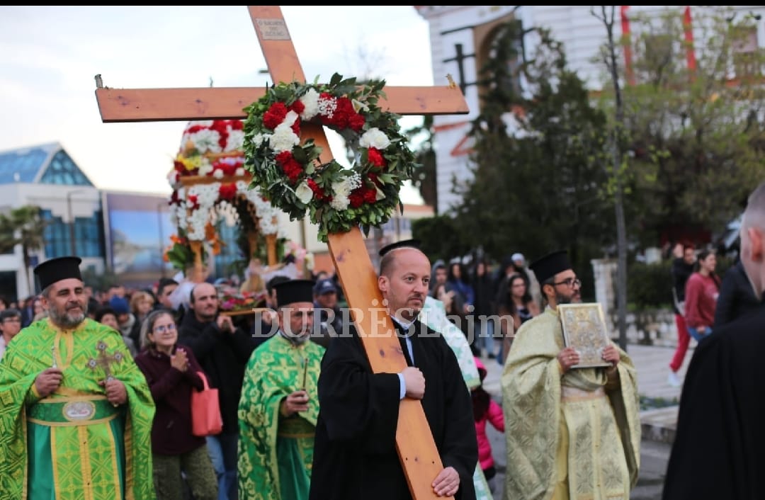 E “Premtja e Zezë”, besimtarët ortodoksë në Durrës kujtojnë vuajtjet e Krishtit (VIDEO)
