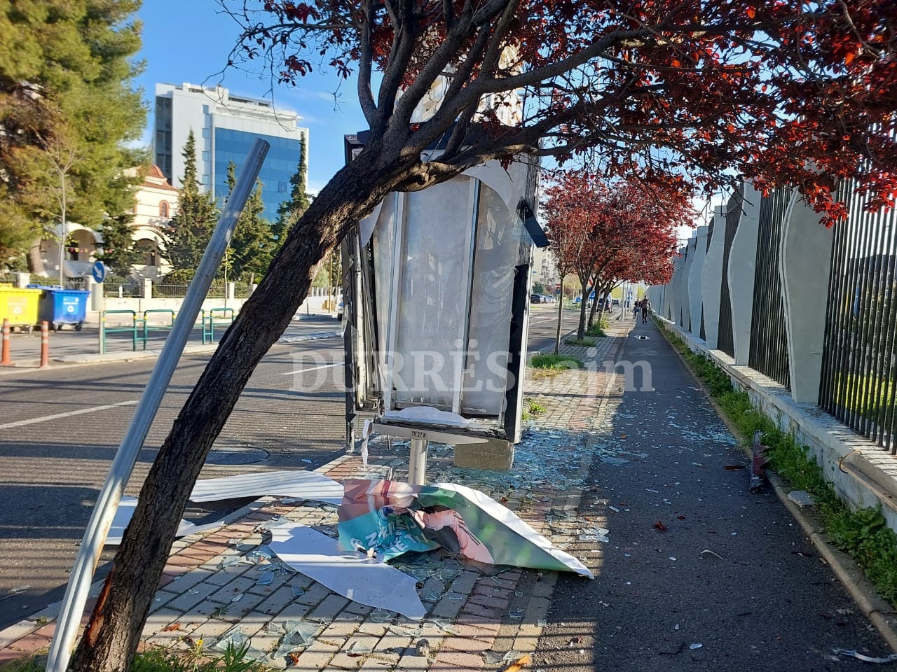 Aksident rrugor pranë hyrjes së portit në Durrës, dëmtohet billboard-i reklamues (VIDEO)